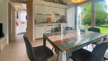 Fridge, stovetop, dishwasher, coffee/tea maker