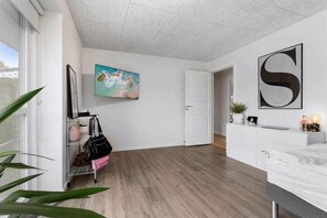 4 bedrooms, iron/ironing board, free WiFi