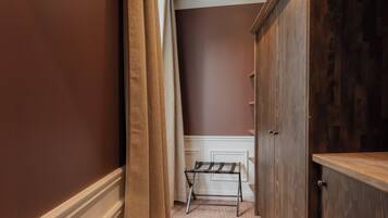 Superior kamer, 1 twee- of 2 eenpersoonsbedden | Kleerkast