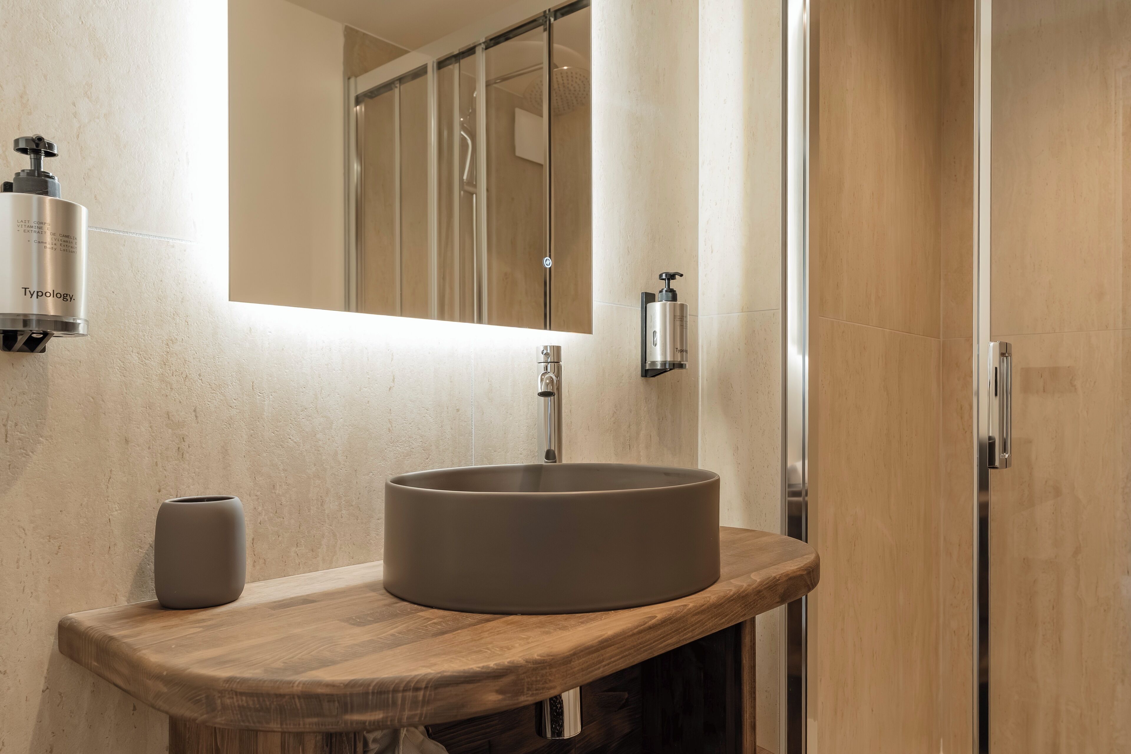 Een douche, een haardroger, handdoeken, zeep