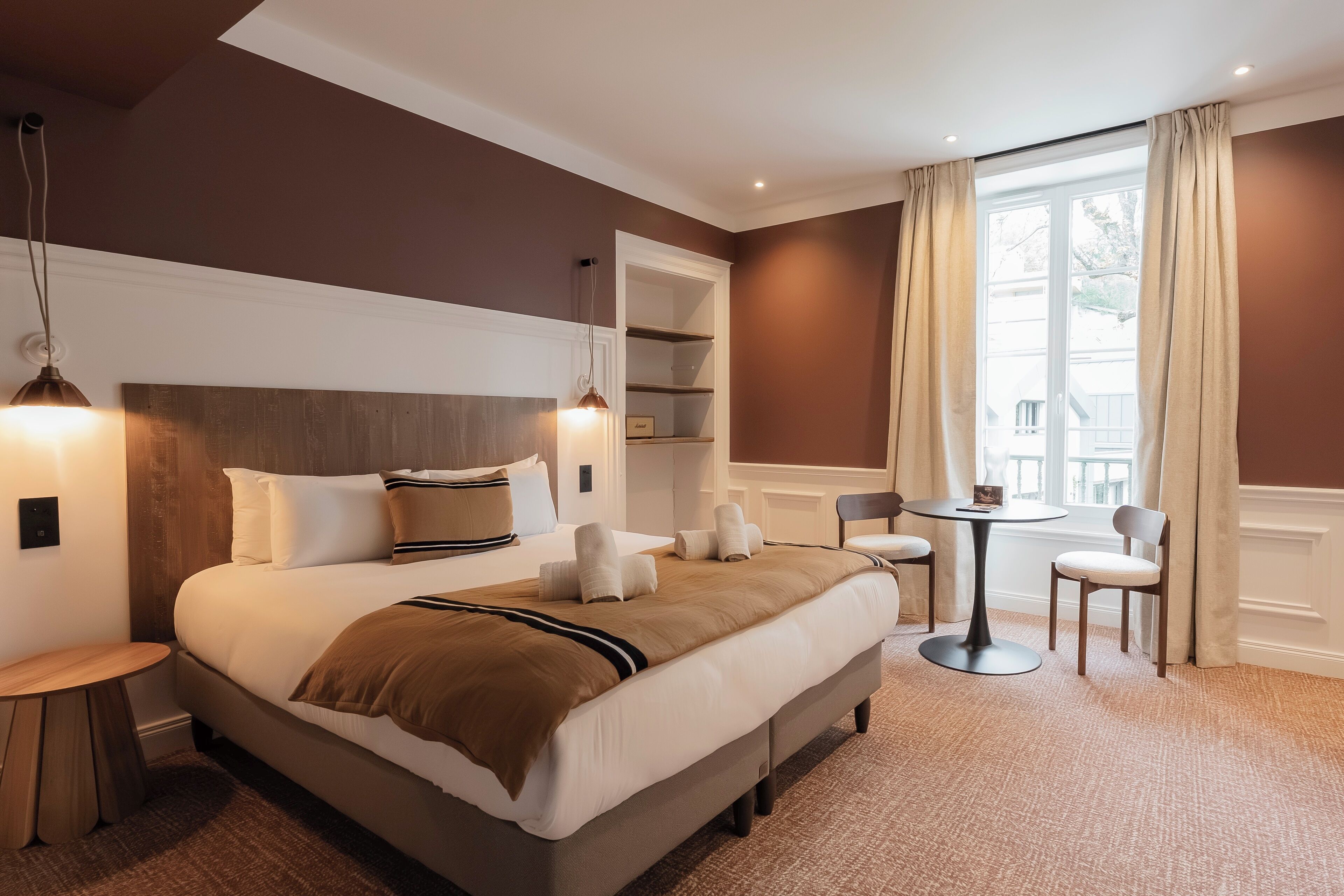 高级双人房或双床房 | 客房内保险箱、办公桌、笔记本电脑工作区、遮光窗帘