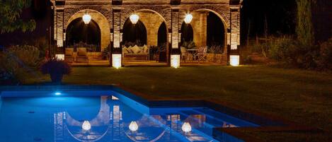 Lämmitetty uima-allas