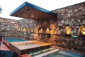 Una piscina al aire libre