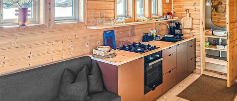 Fridge, oven, stovetop, coffee/tea maker