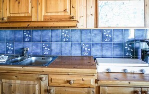 Refrigerador, placa de cocina, cafetera/tetera, utensilios de cocina