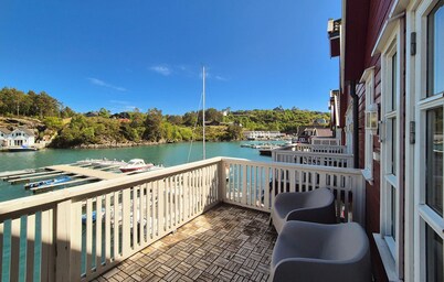 Beach front apartment in Auklandshamn with WiFi
