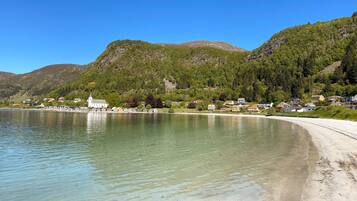 Nær stranden og fisking