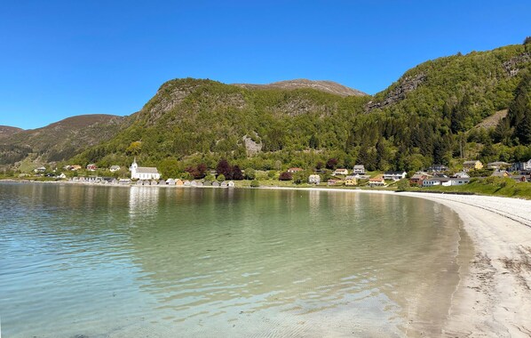 Una spiaggia nelle vicinanze, pesca