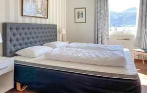 2 bedrooms, travel crib, free WiFi