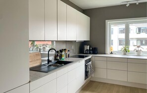 Een koelkast, een vaatwasser, een koffiezetapparaat/waterkoker