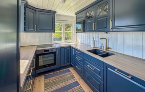 Réfrigérateur, four, lave-vaisselle, cafetière/bouilloire