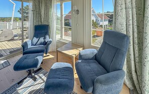 Smart TV, fireplace - 4 bedroom cozy home in Gjeving (Gjeving)