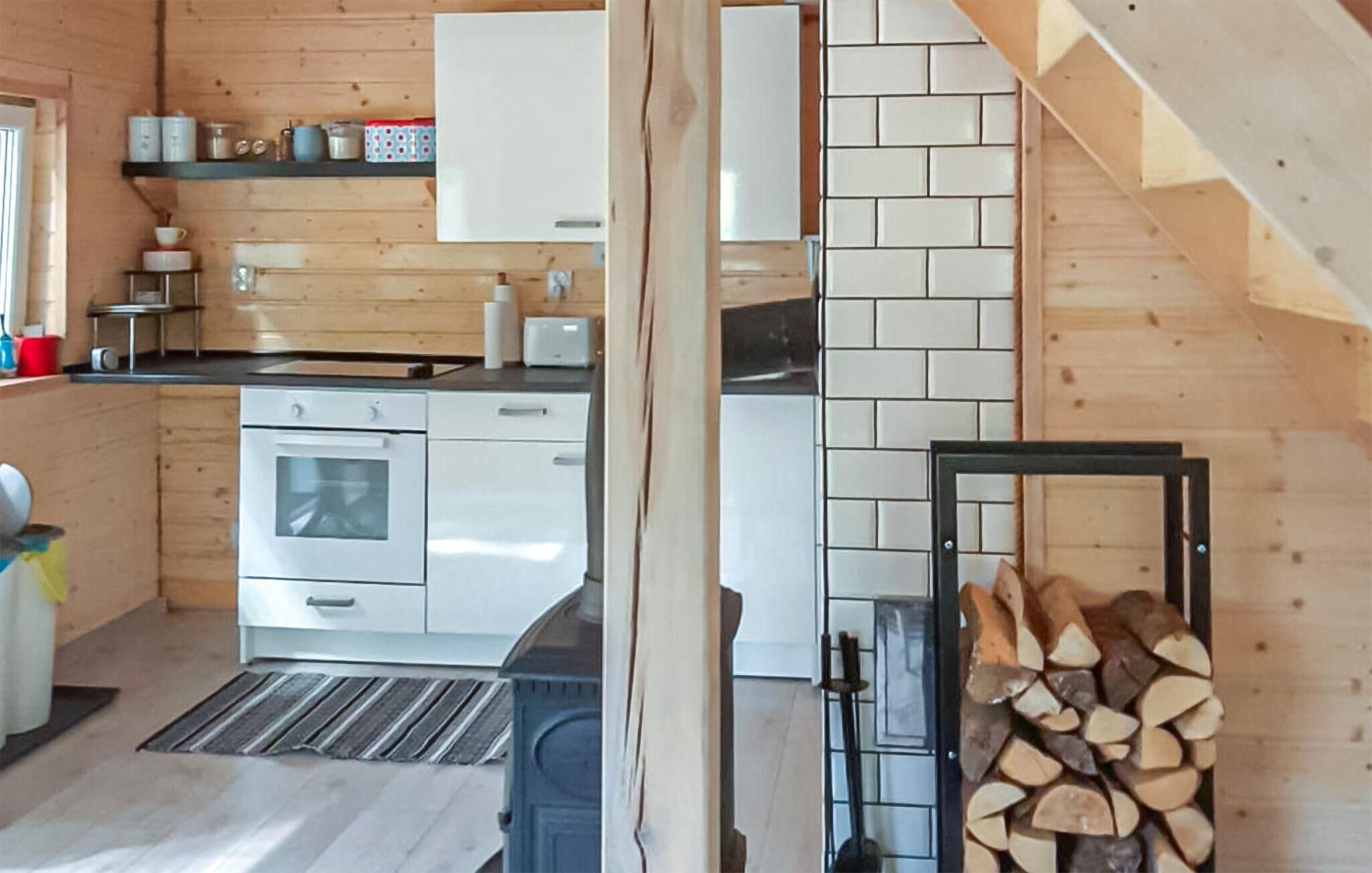 Kjøleskap, kokeplater, oppvaskmaskin og kaffetrakter/tekoker