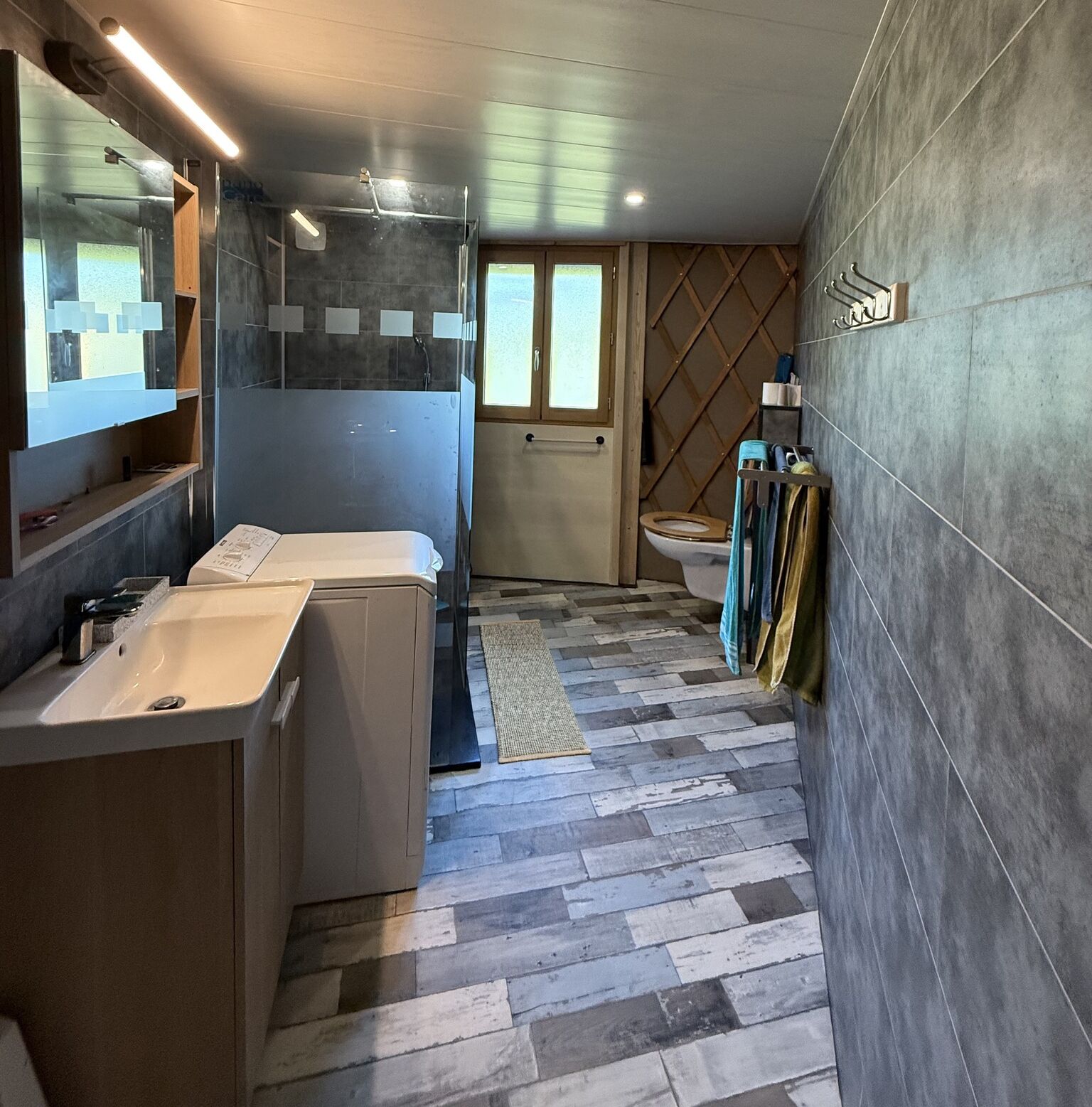 Een douche, een haardroger, handdoeken, zeep