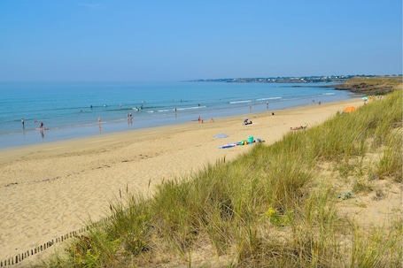 Plage. Nouveau, magnifique yourte contemporaine en pleine nature, entre terre et mer .