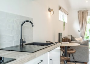 Frigorifero, forno, piano cottura, tostapane