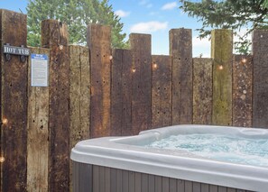 Outdoor spa tub - 1 bedroom accommodation in Faringdon (Faringdon)
