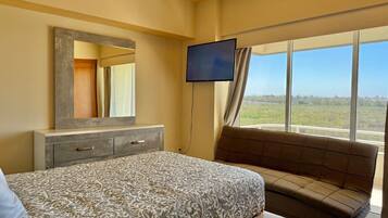 3 bedrooms, desk, iron/ironing board, WiFi