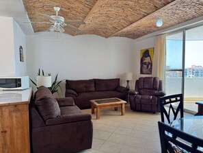 TV - Depa tranquilo con alberca a pie de playa By GPS (Mazatlan)