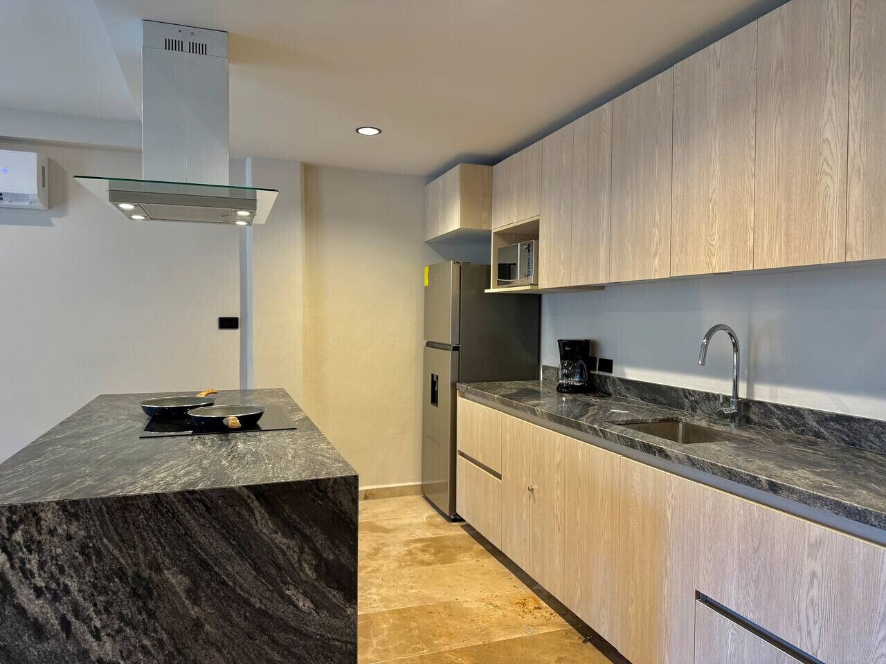 Réfrigérateur, micro-ondes, plaque de cuisson, cafetière/bouilloire