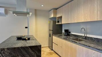 Réfrigérateur, micro-ondes, plaque de cuisson, cafetière/bouilloire