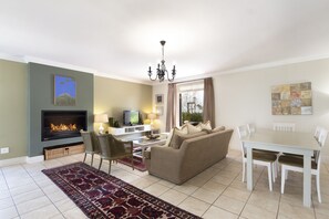 Smart TV, fireplace