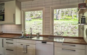 Frigorifero, forno, piano cottura, lavastoviglie