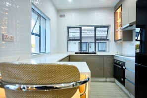 Microondas, horno y placa de cocina