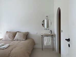 5 bedrooms, desk, iron/ironing board, free WiFi