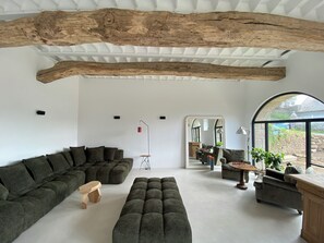 テレビ、テーブルサッカー台、書庫