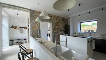 Een koelkast, een oven, een kookplaat, een vaatwasser