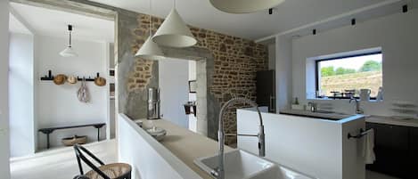 Fridge, oven, stovetop, dishwasher