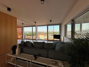 Smart TV - The Silver Top (Unknown)