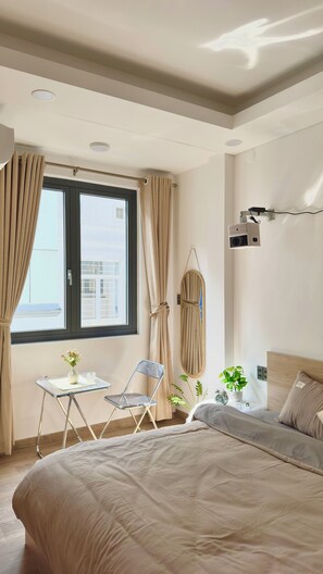 Standard Studio, 1 King Bed, Housekeeping, City View | Desk, free WiFi - Chip Homestay & Studio (Ho Chi Minh)