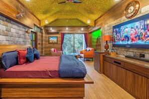 4 bedrooms, iron/ironing board, WiFi, bed sheets