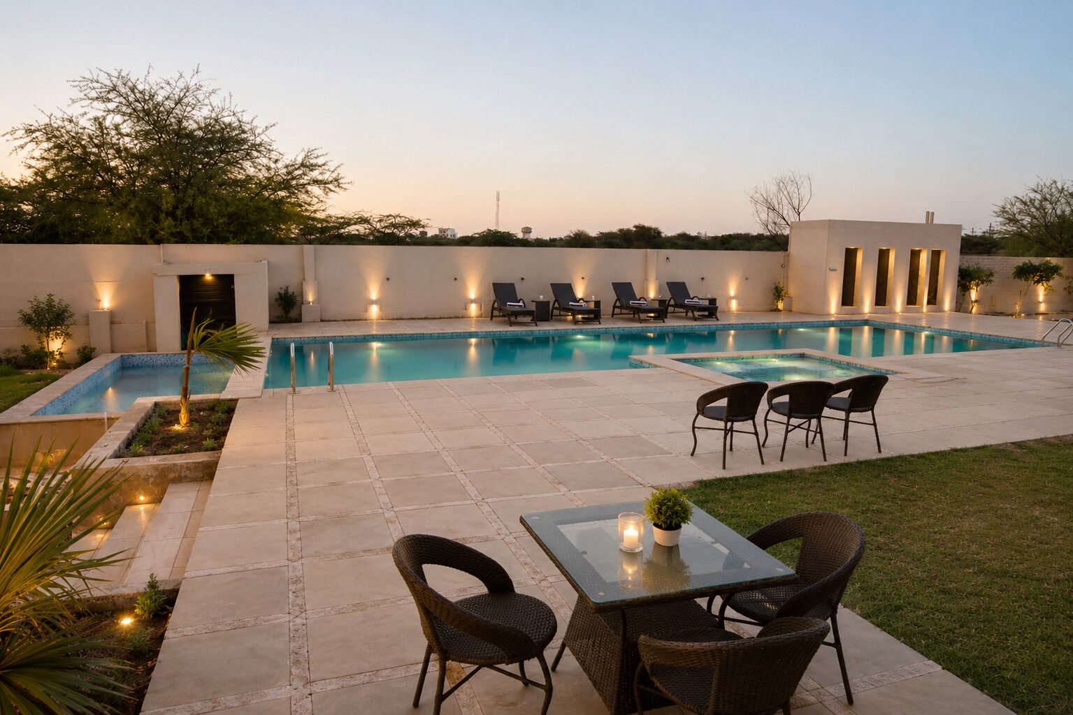 Una piscina al aire libre