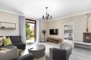Smart TV, fireplace - Winelands Golf Lodges 17 (Cape Town)