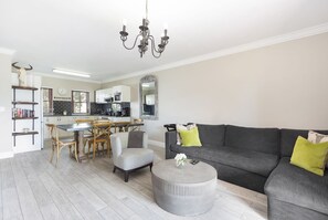 Smart TV, fireplace - Winelands Golf Lodges 17 (Cape Town)