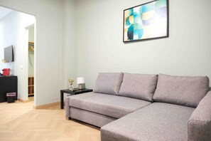 Suite supérieure, salle de bain privée | Coffre-fort, fer et planche à repasser, accès au Wi-Fi (inclus)