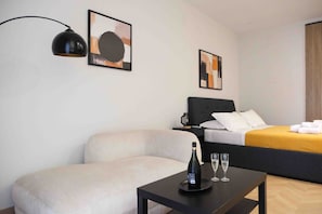 Chambre exclusive double ou avec lits jumeaux, salle de bain privée | Coffre-fort, fer et planche à repasser, accès au Wi-Fi (inclus)
