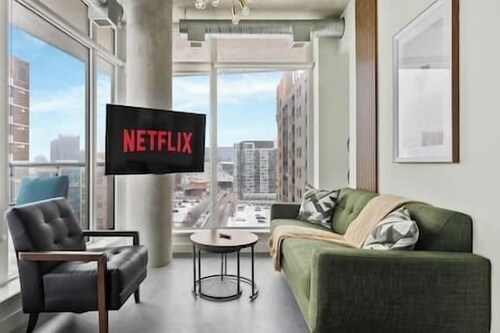 5 min walk to Stampede | 2BR |AC |Near Frt Calgary