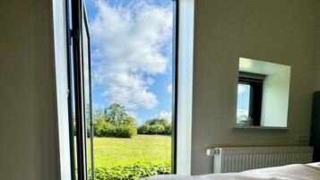 Standard-dobbeltværelse | Skrivebord, arbejdsområde til bærbare computere, gratis Wi-Fi