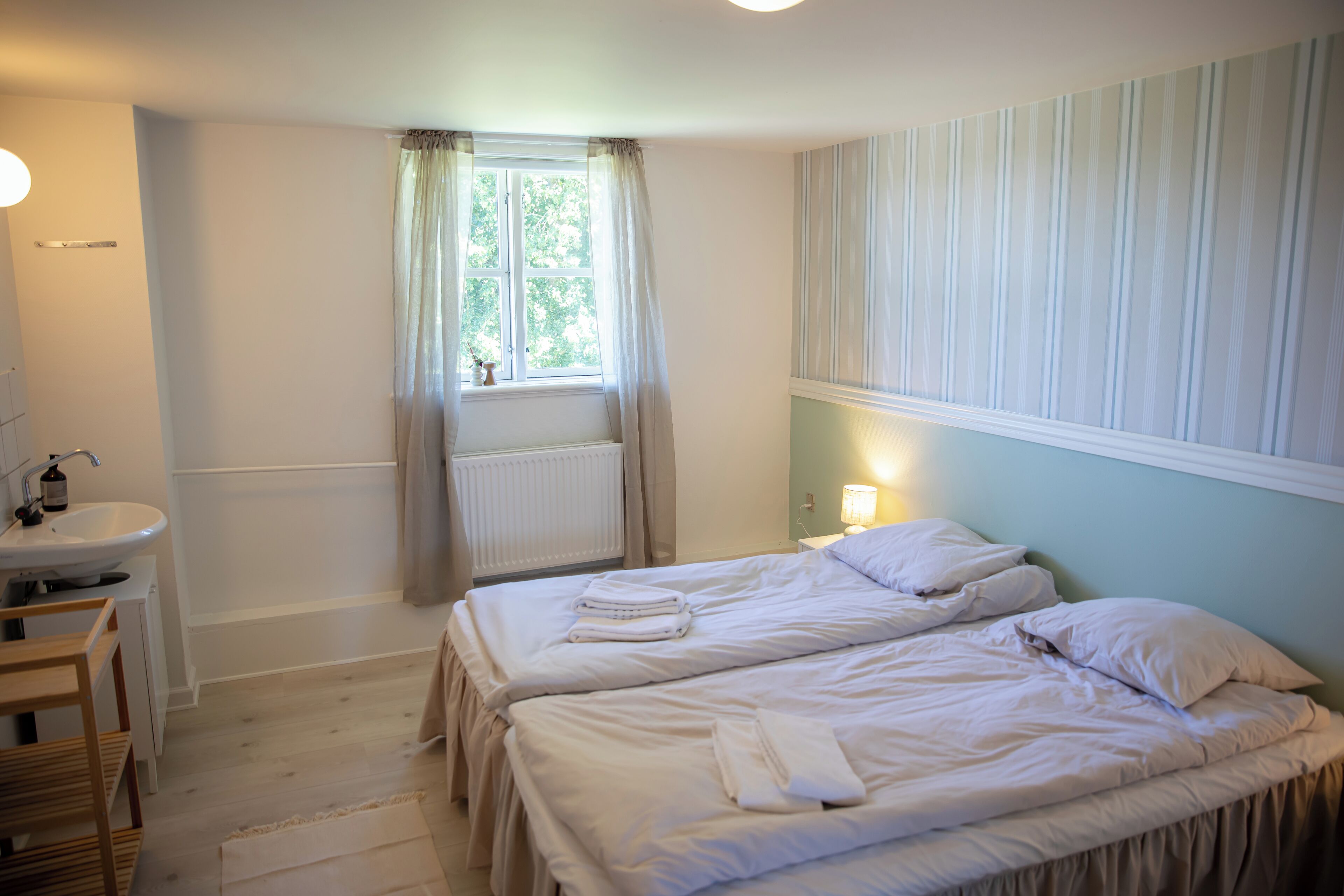 Single Room | Desk, laptop workspace, free WiFi