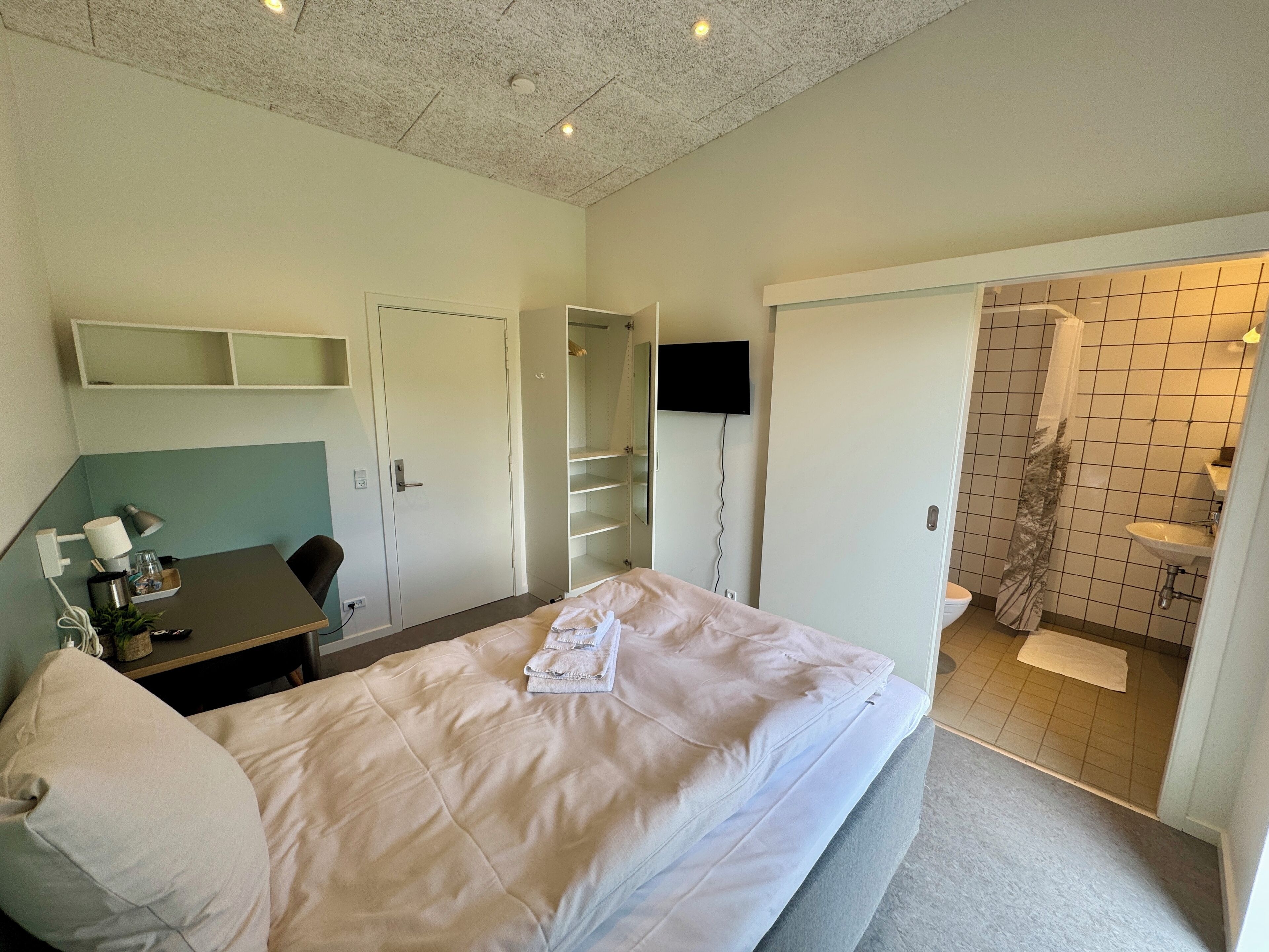 مكتب ومساحة عمل للكمبيوتر المحمول وواي فاي مجانًا