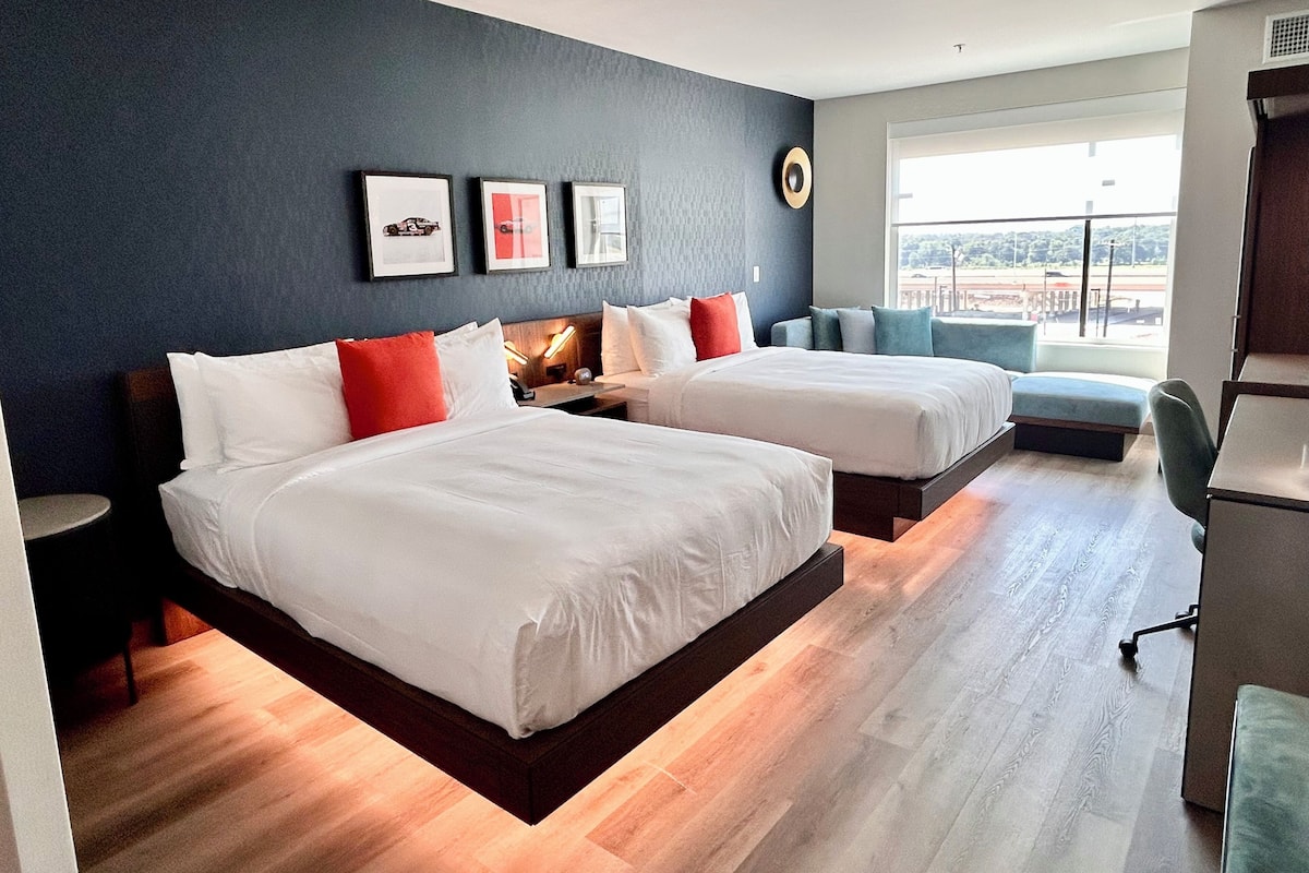 Premium bedding, desk, laptop workspace, free cribs/infant beds