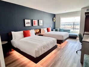 Premium bedding, desk, laptop workspace, free cribs/infant beds