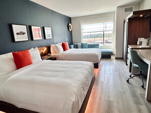 Premium bedding, desk, laptop workspace, free cribs/infant beds