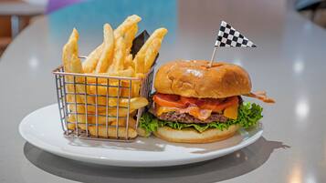 Frokost og middag serveres