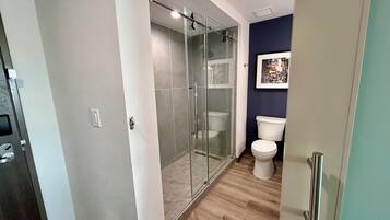 Haartrockner, Handtücher, Seife, Shampoo