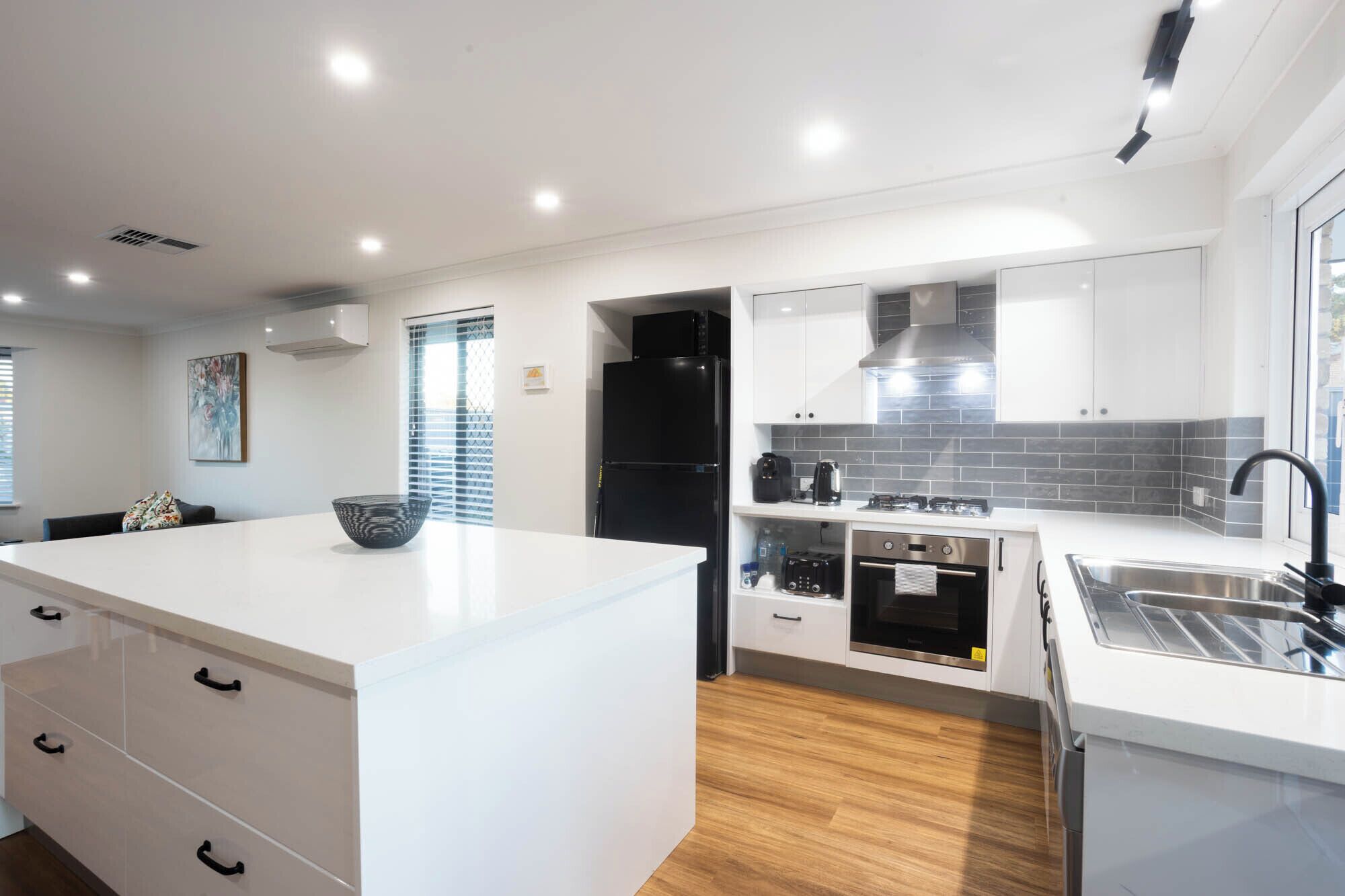 Microondas, horno, placa de cocina, lavavajillas